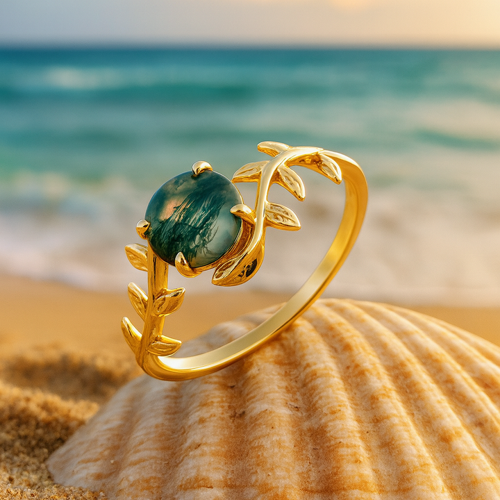 Brisa Esmeralda – Anillo Dorado Inspirado en Hojas con Ágata Verde