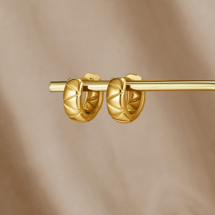 Aros Bold Charm de Allison: Elegancia Atrevida Desatada