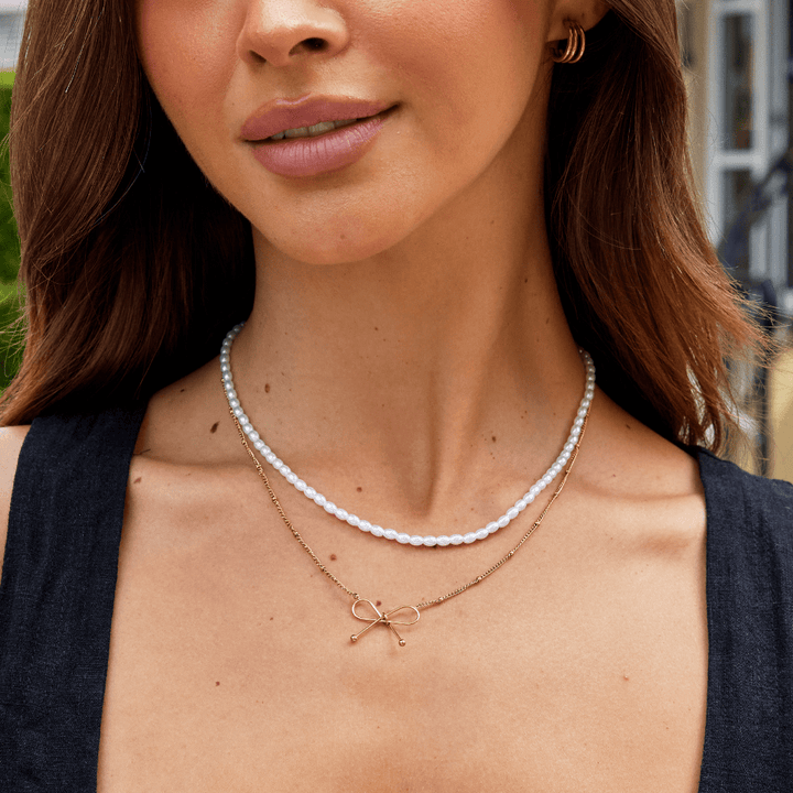 La Elegancia del Arco de Anika: Accesorio de Encanto Atemporal