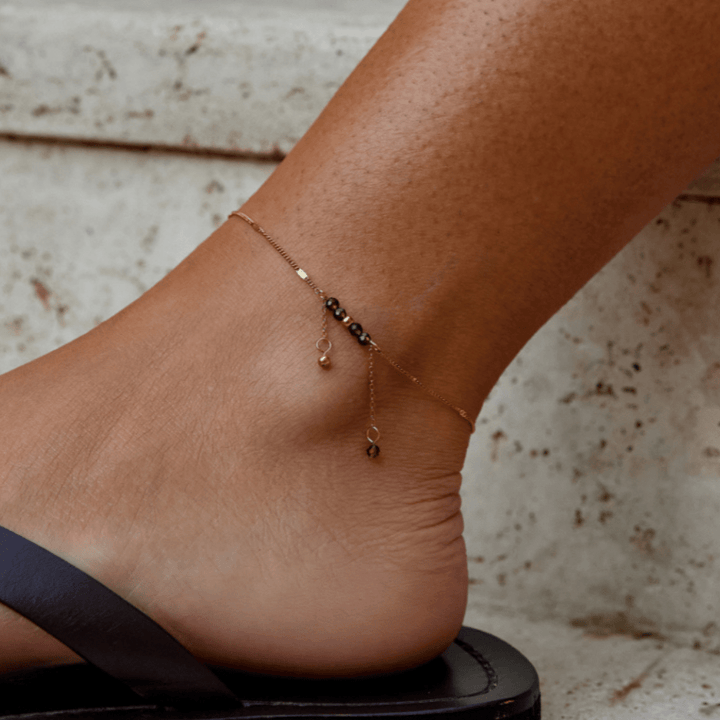 Tobillera de Gemas con Brisa del Desierto y Pompones Juguetones