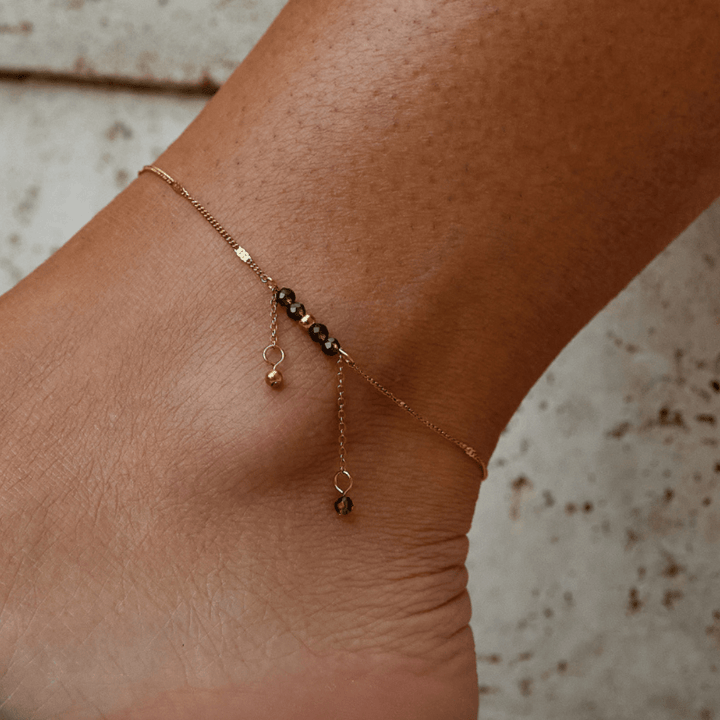 Tobillera de Gemas con Brisa del Desierto y Pompones Juguetones