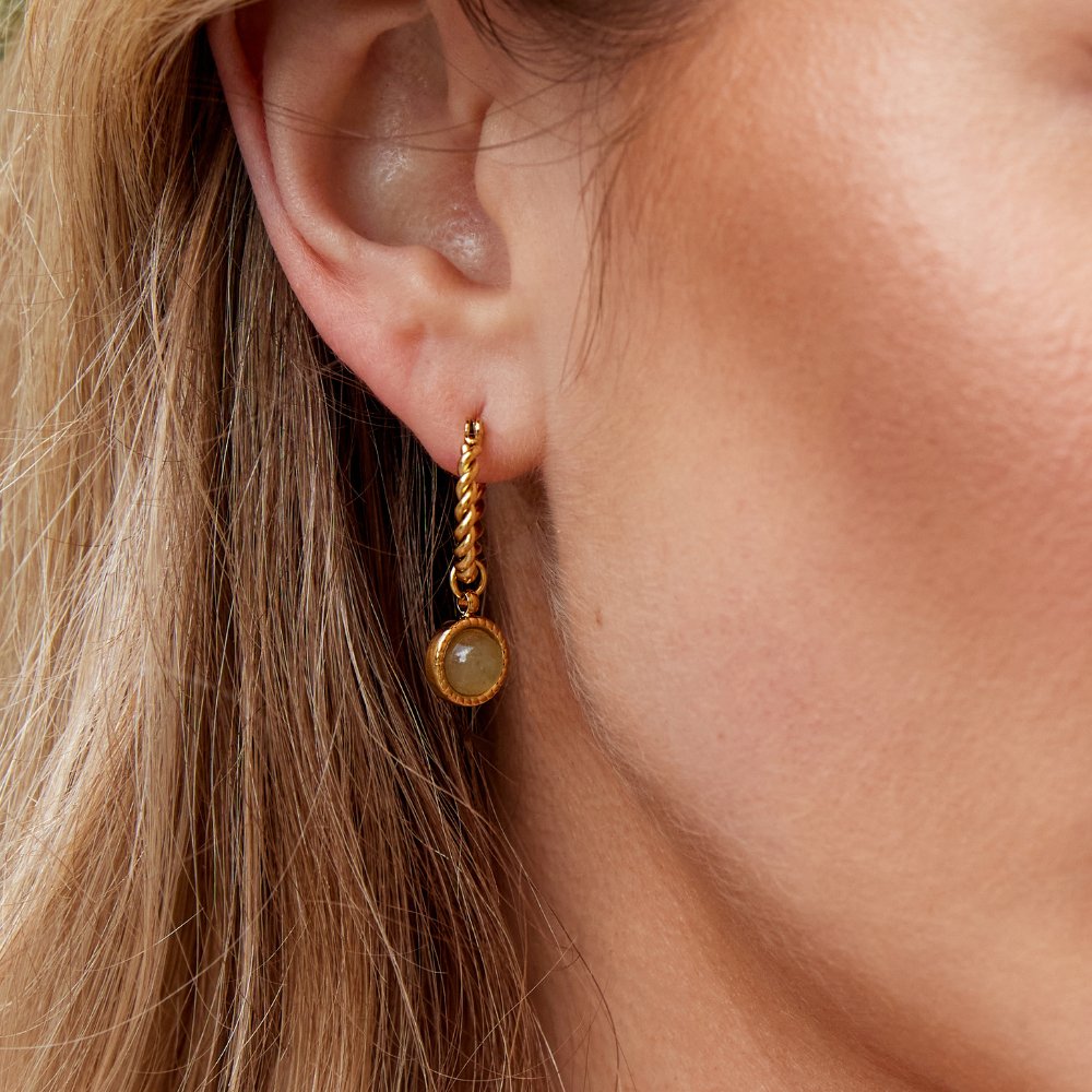 Elegancia Torcida: Pendientes de Aro Radiantes