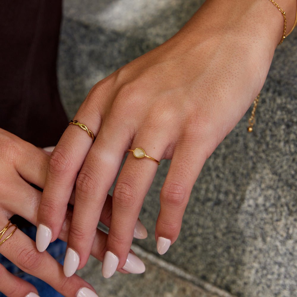 Anillo de Piedra en Forma de Gota Clara