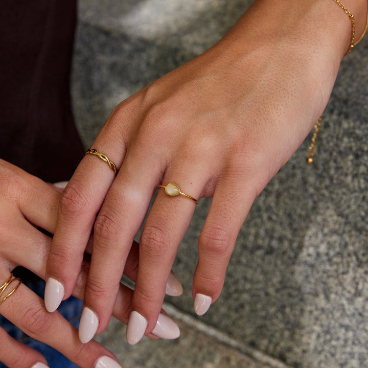Anillo de Piedra en Forma de Gota Clara