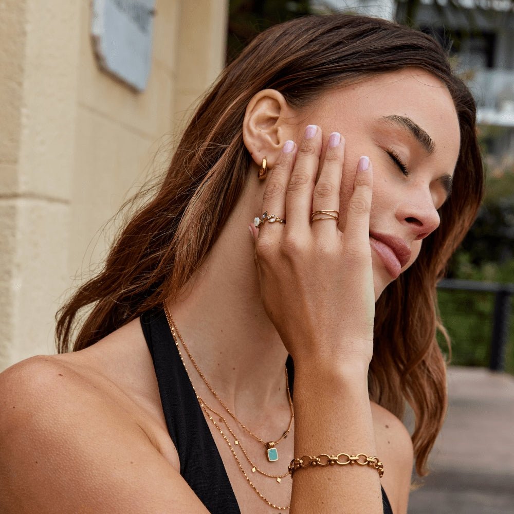 Anillo de Flor Blanca de Cristal Oro
