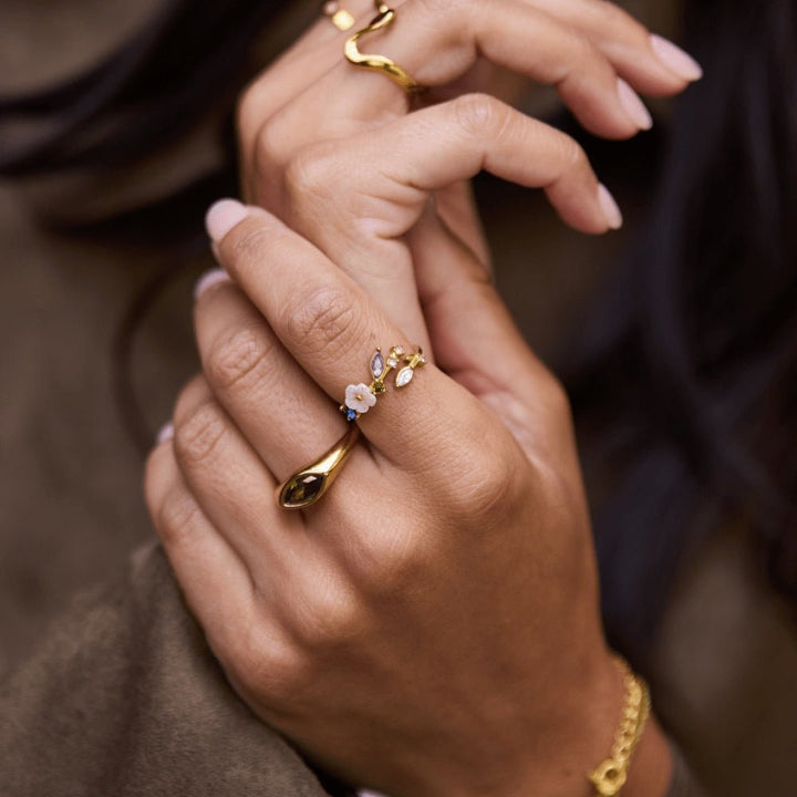 Anillo de Flor Blanca de Cristal Oro