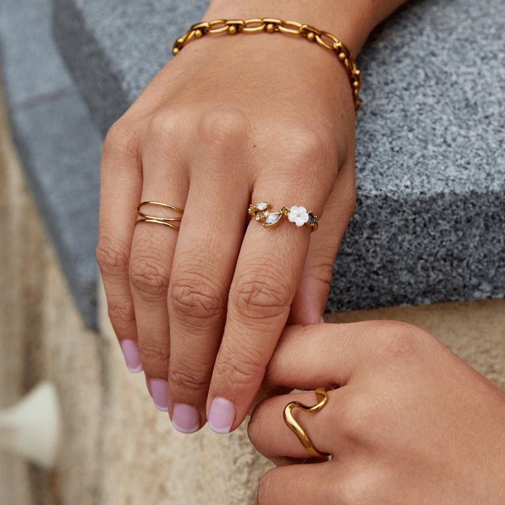 Anillo de Flor Blanca de Cristal Oro