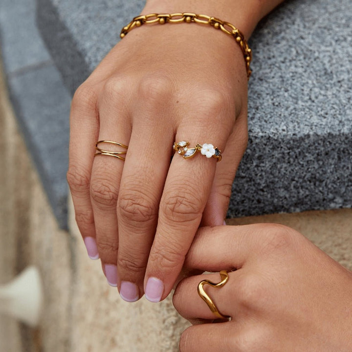 Anillo de Flor Blanca de Cristal Oro