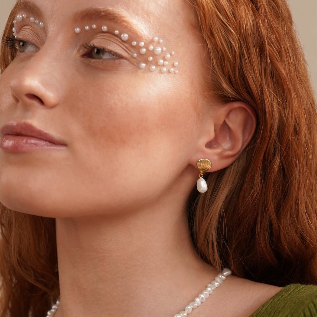 Pendientes de Perlas de Agua Dulce y Concha de Oro