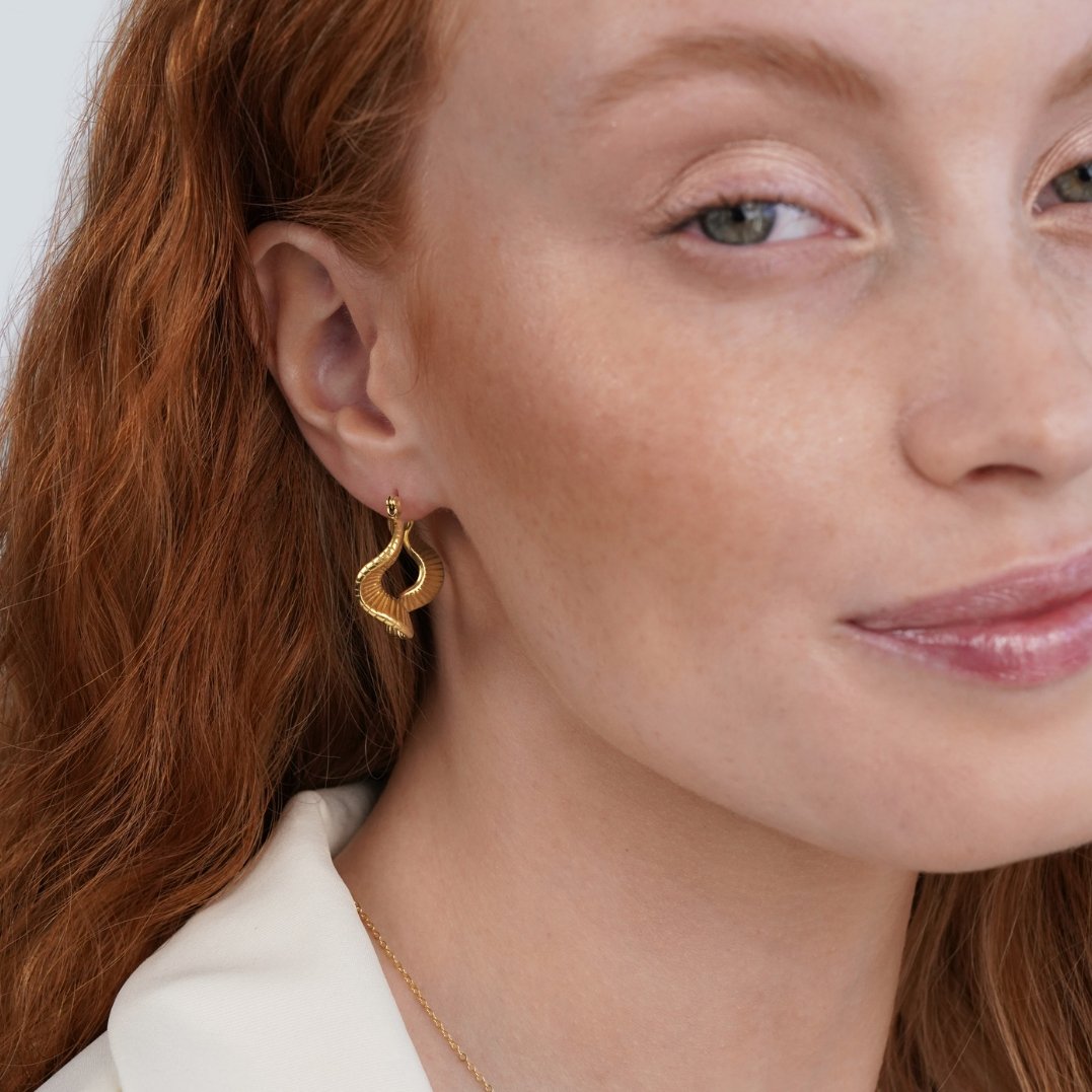 Pendientes de aro de oro con onda geométrica