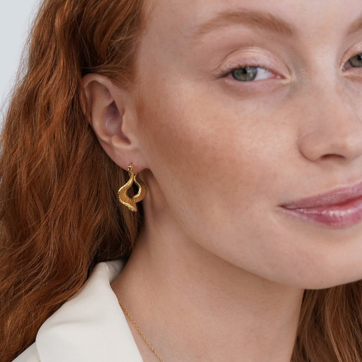 Pendientes de aro de oro con onda geométrica