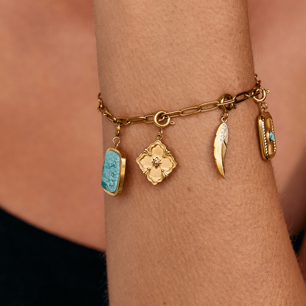 Encanto de Hoja de Trébol Dorado