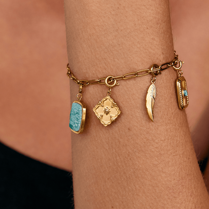 Encanto de Hoja de Trébol Dorado