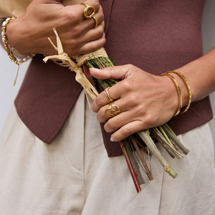 Anillo Envolvente de Olas Doradas