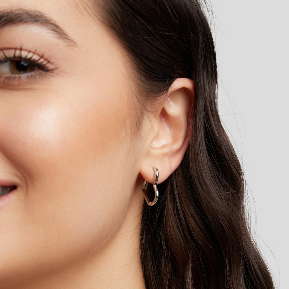 Pendientes de Diseño en Forma de Corazón Plateado