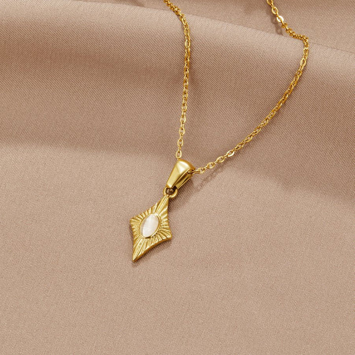 Collar de Oro con Ópalo Blanco Luna