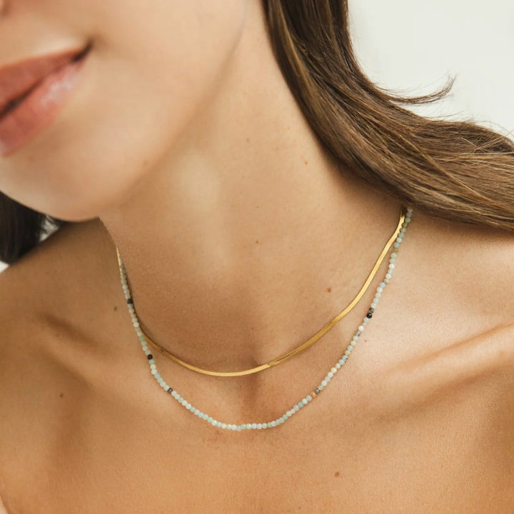 Collar en capas de cuentas de piedra Neesa