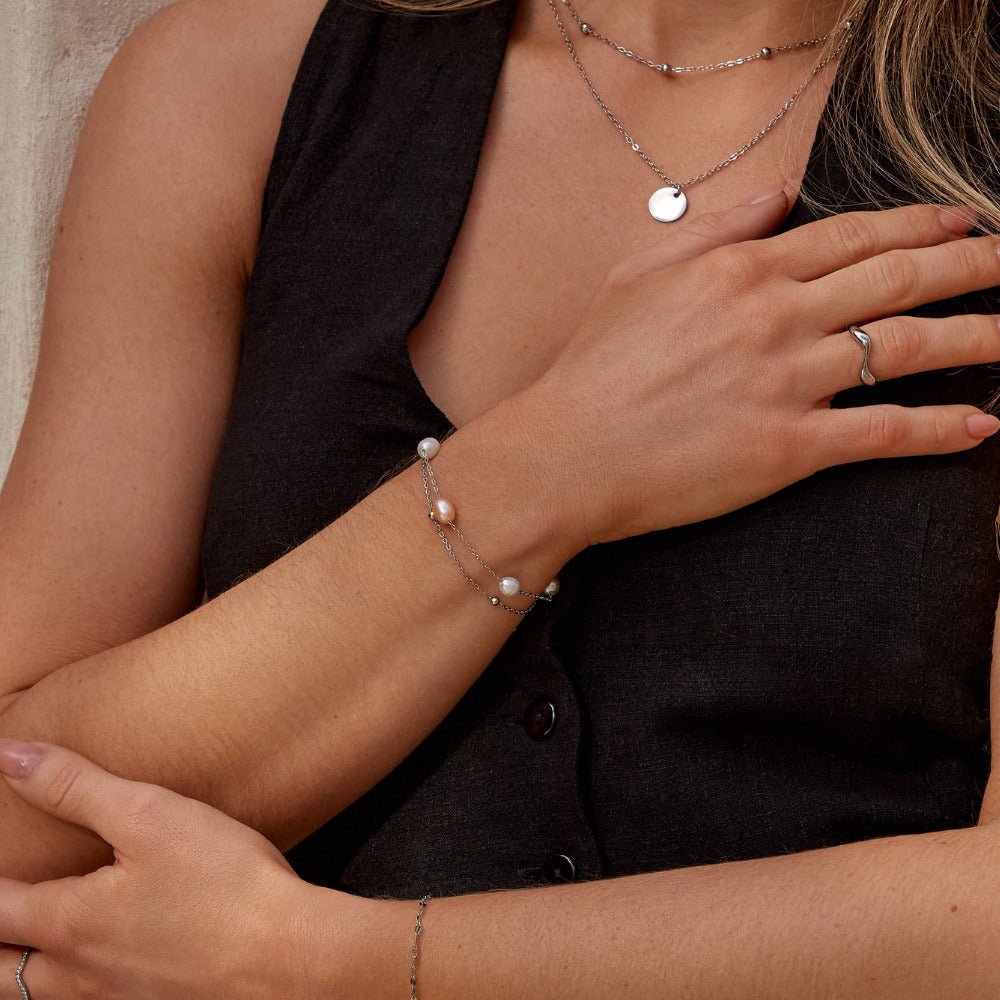 Pulsera en Capa de Perlas de Agua Dulce Plateadas