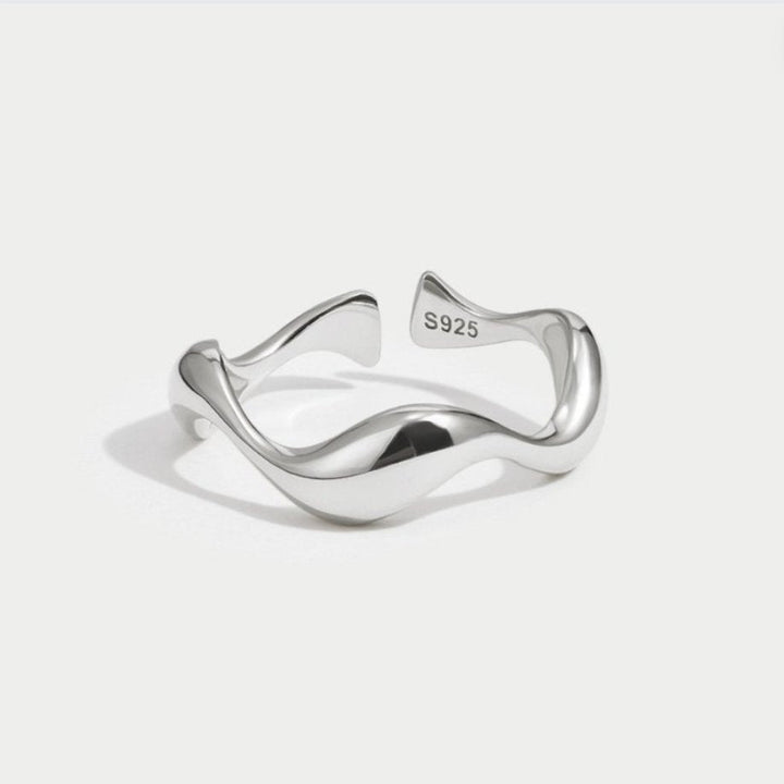 Anillo Ajustable de Plata con Patrón de Olas