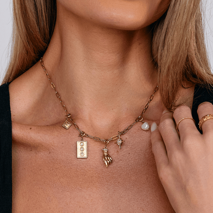 Encanto de Mano de Oro Victoria