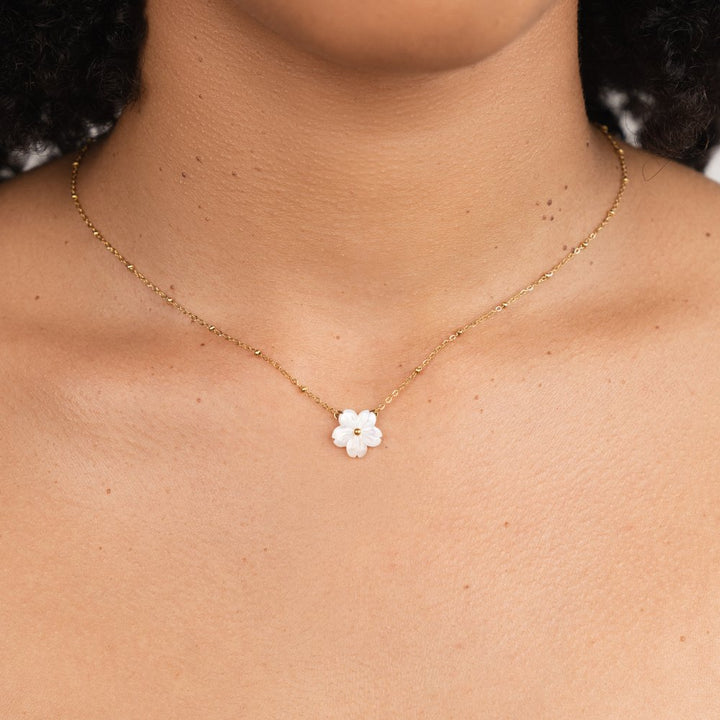 Collar de Flor de Flor Blanca