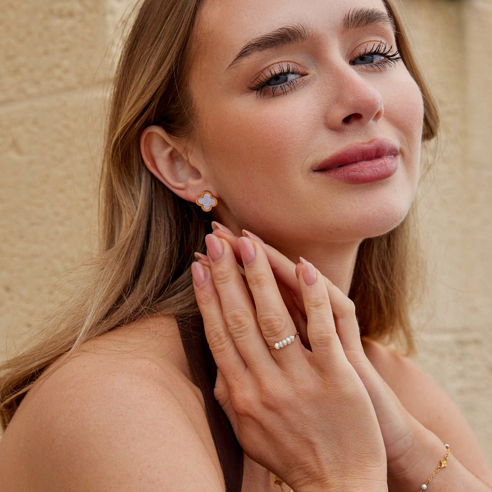 Pendientes de Stud de Trébol Blanco