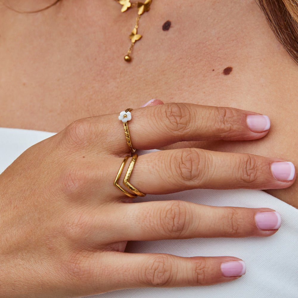 Anillo de Concha de Pétalo Blanco