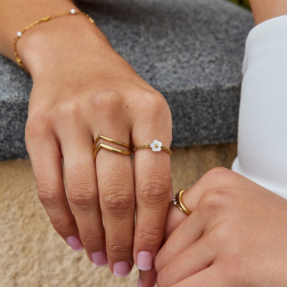 Anillo de Concha de Pétalo Blanco