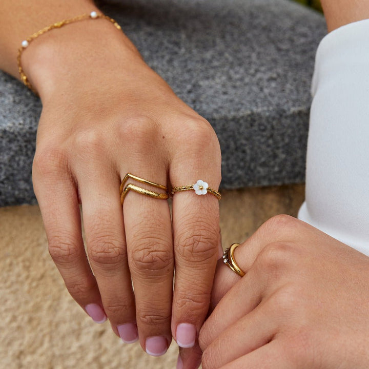 Anillo de Concha de Pétalo Blanco